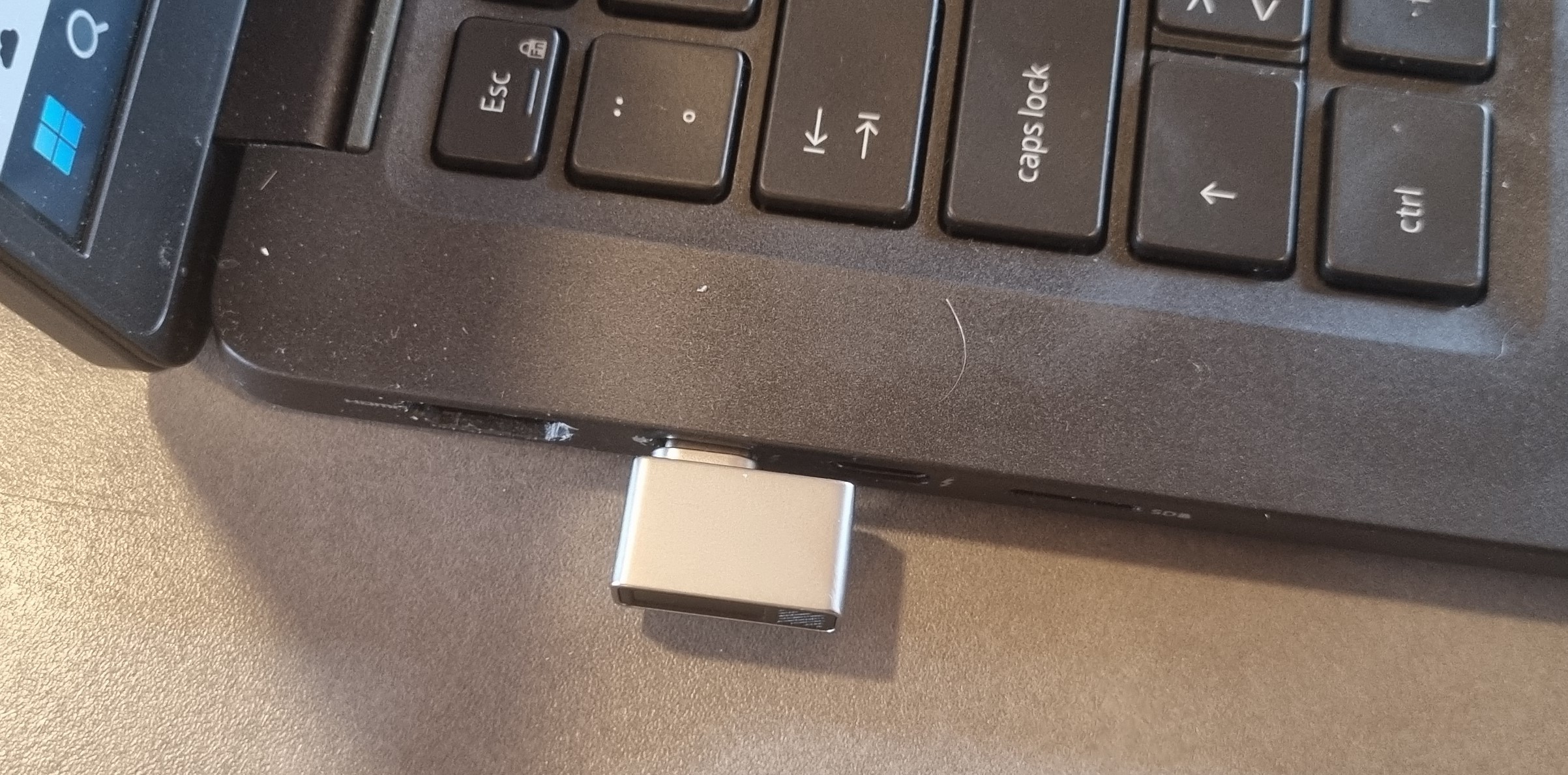 Fingrafaralesari USB C stíll, skanni á endanum. sýnt tengt við tölvu
